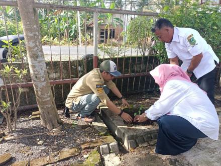 PERINGATI HARI DESA NASIONAL, KECAMATAN RAKIT GELAR APEL BERSAMA DAN PENANAMAN POHON PANGAN